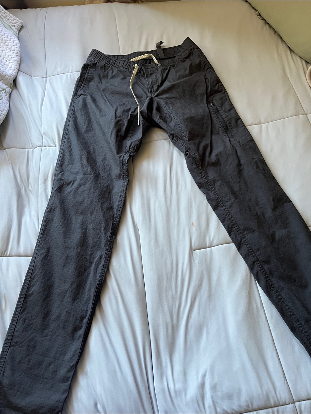 Vuori Men's Dark Charcoal Cargo Pants